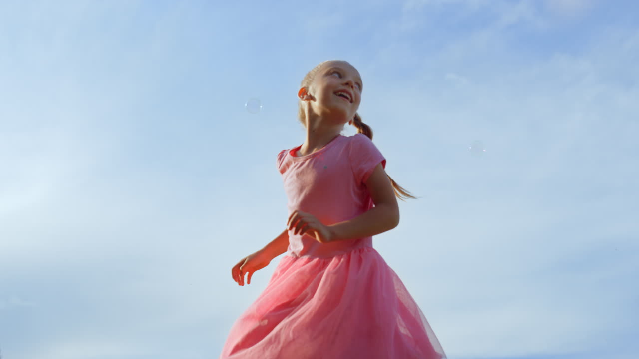 madre y hija alegres disfrutando del fin de semana en el parque de la ciudad al atardecer
