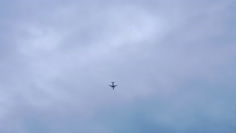 Flugzeug-In-Der-Ferne-Auf-Himmelshintergrund