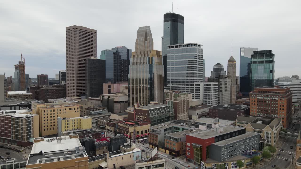 Video drone dello skyline di Minneapolis, Minnesota in 4K
