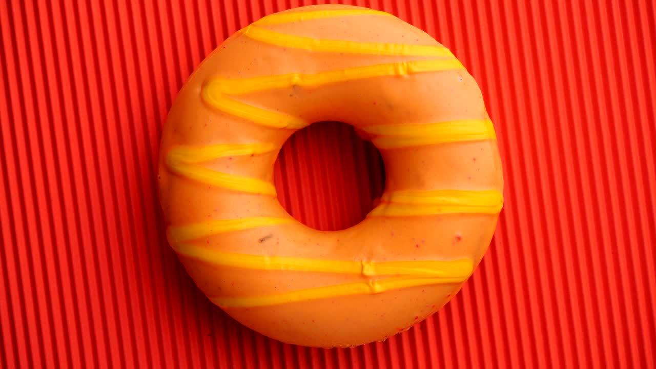 el donut glazado de primer plano.