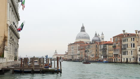 Große-Kuppel-Von-Santa-Maria-Della-Salute-Mit-Dem-Canale-Grande-In-Venedig,-Italien