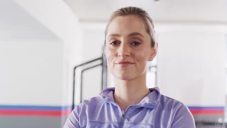 retrato de video de una mujer caucásica sonriendo a la cámara en un gimnasio