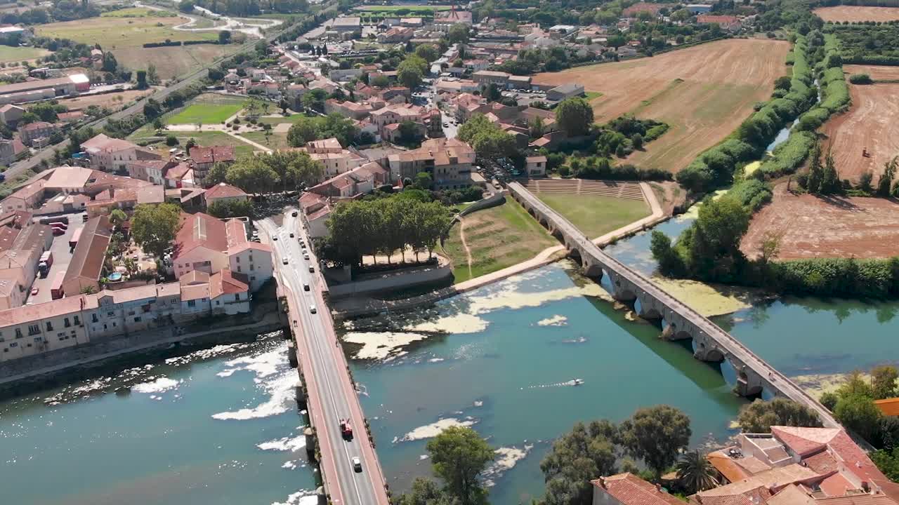 Vista a volo d'uccello di una città del sud della Francia con ponti su un fiume.