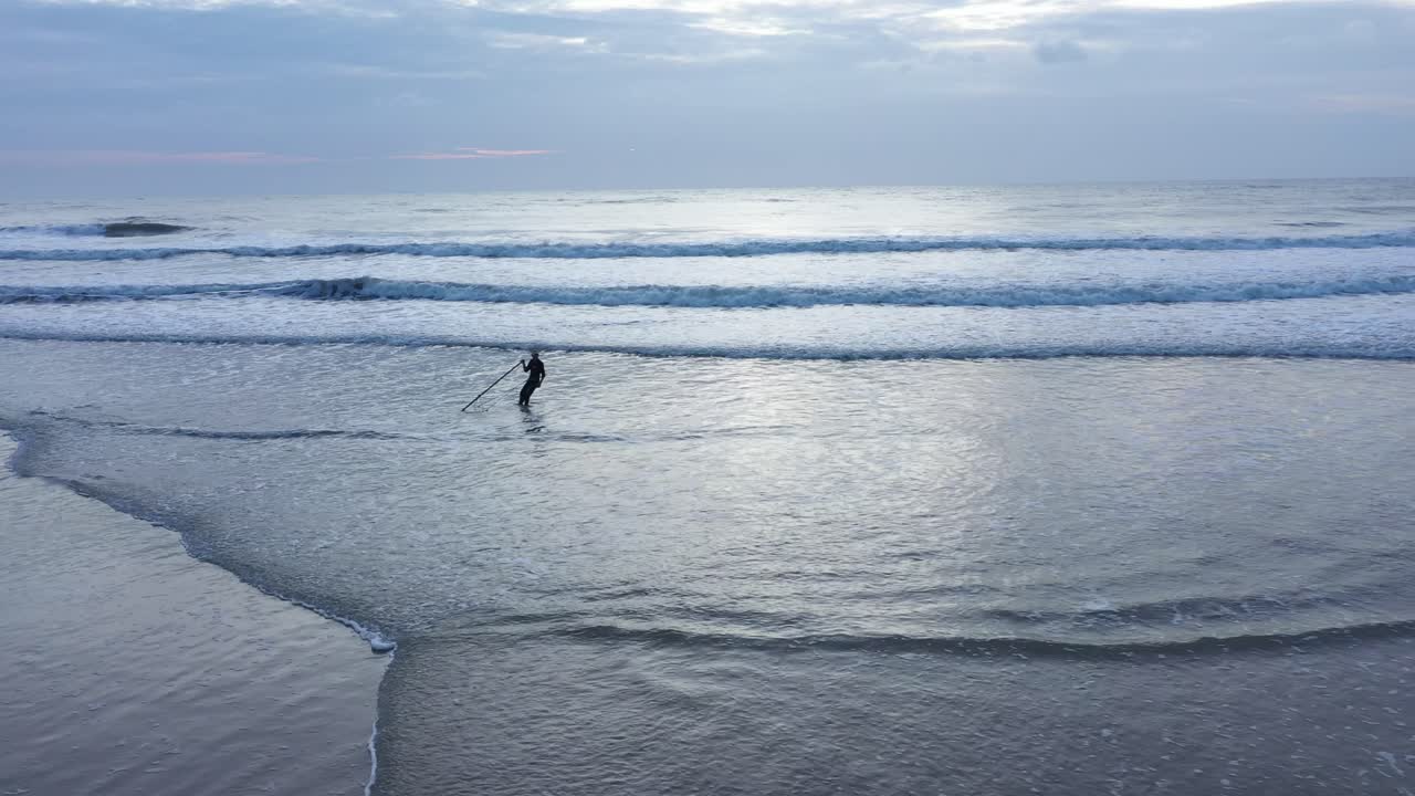 vista aérea de un pescador recogiendo almejas en la playa de ho tram en vietnam
