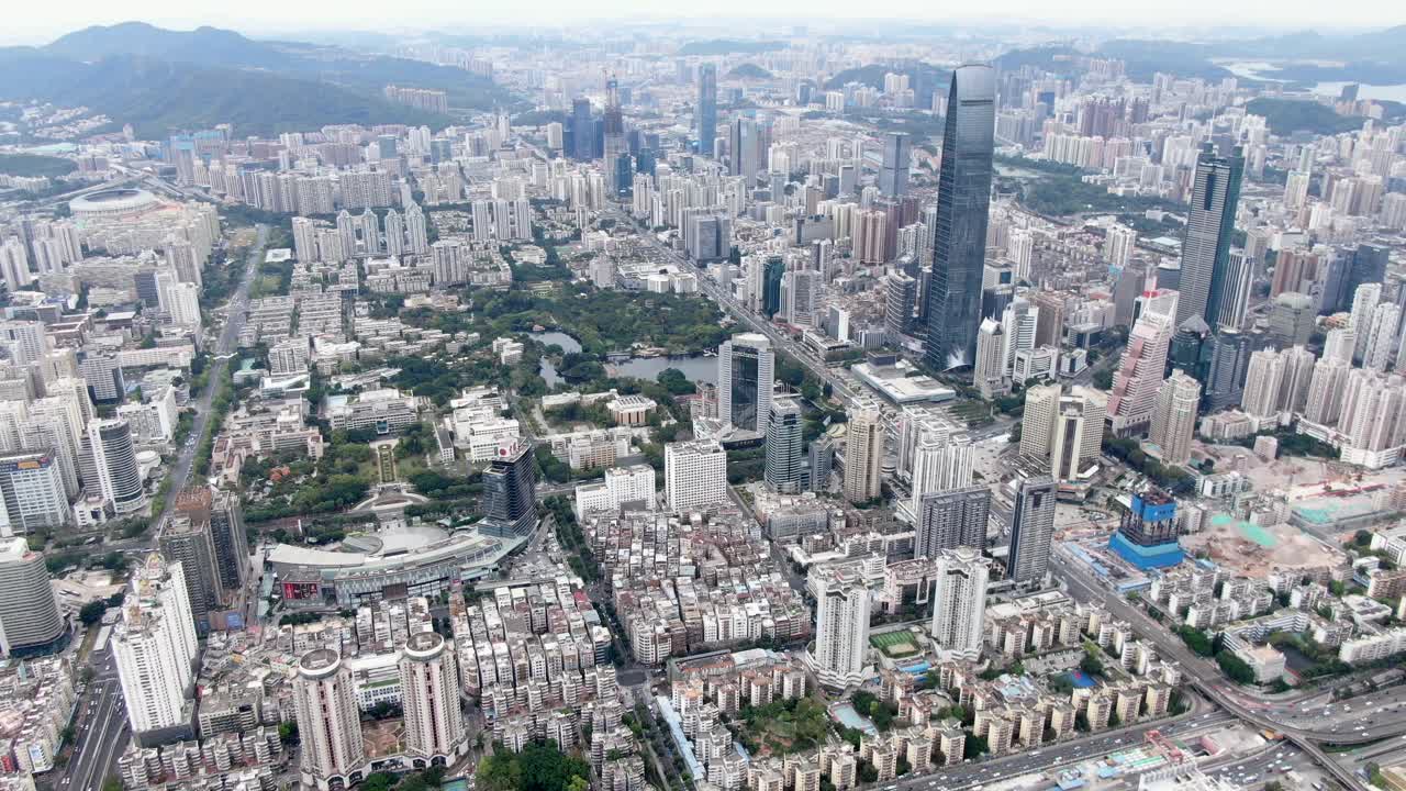 vista aérea sobre el paisaje urbano de shenzhen con un desarrollo urbano masivo y rascacielos