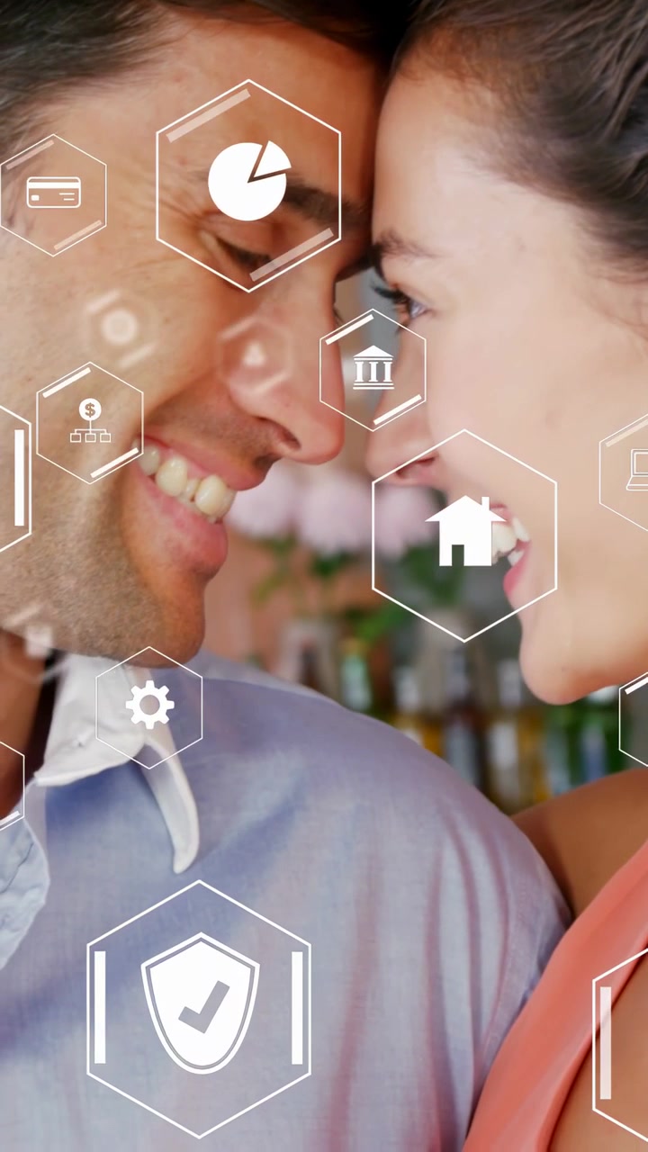 Vídeo vertical: Casal se aproximando no bar, ativando interface hexagonal nos rostos em busca de um par para encontro.