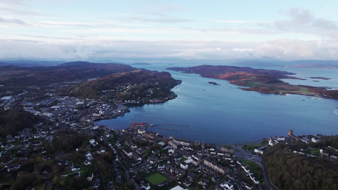 vista aérea de la ciudad costera de oban en escocia