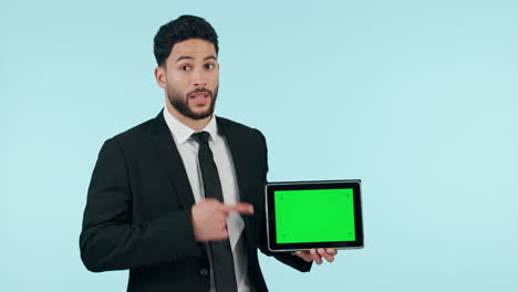 hombre profesional, tableta de pantalla verde