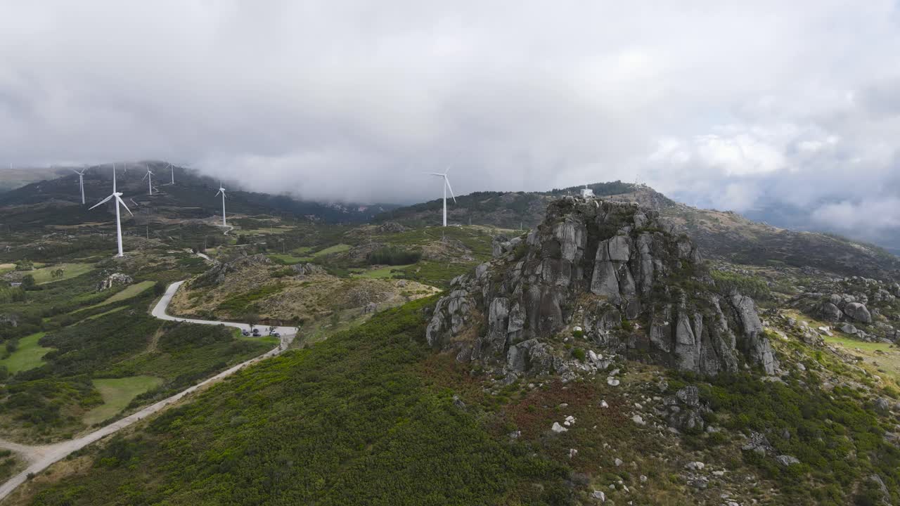 gente en el mirador de caramulinho y las turbinas eólicas en el paisaje rural de montaña, caramulo en portugal