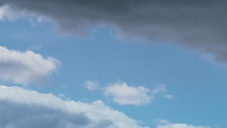 Nubes-De-Lluvia-Hinchadas-Flotando-En-El-Cielo-Azul.-Cambio-De-Clima-En-Un-Día-Soleado-De-Verano.