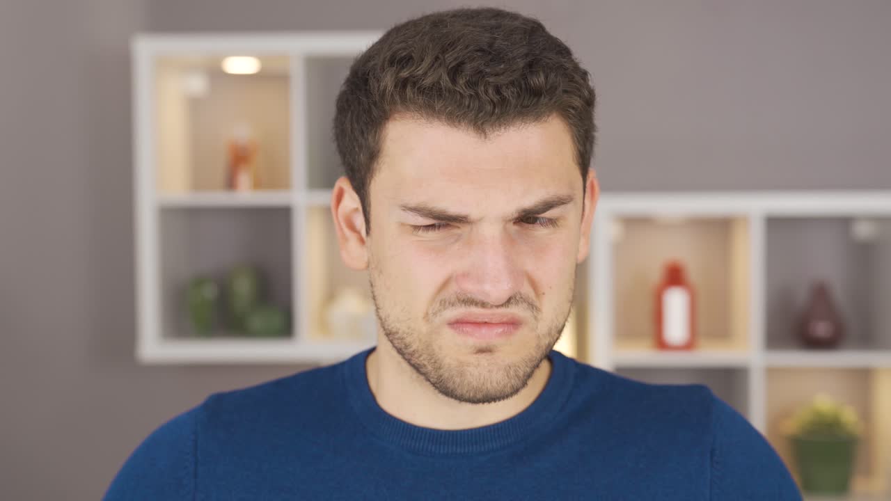 el hombre con mal aliento.