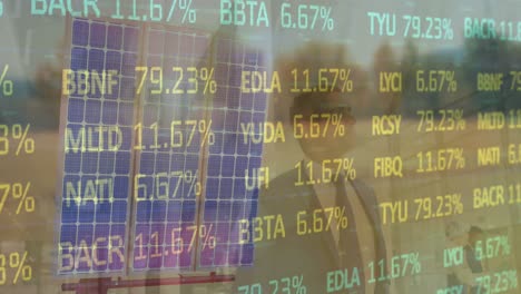 animación del mercado de valores y diversas personas de negocios sobre el panel solar