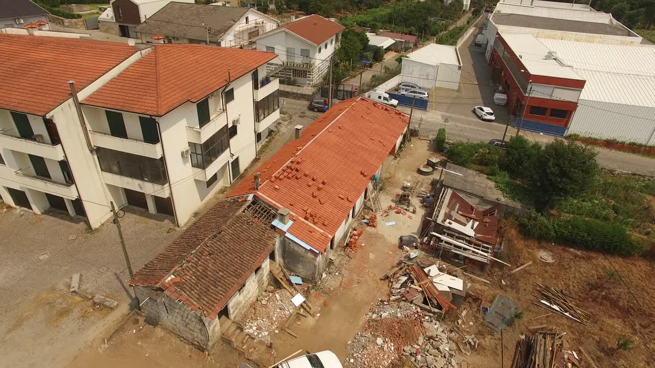 vista aérea durante la construcción de una nueva casa de palo una viga de techo de madera fue construida a partir de un adyacente