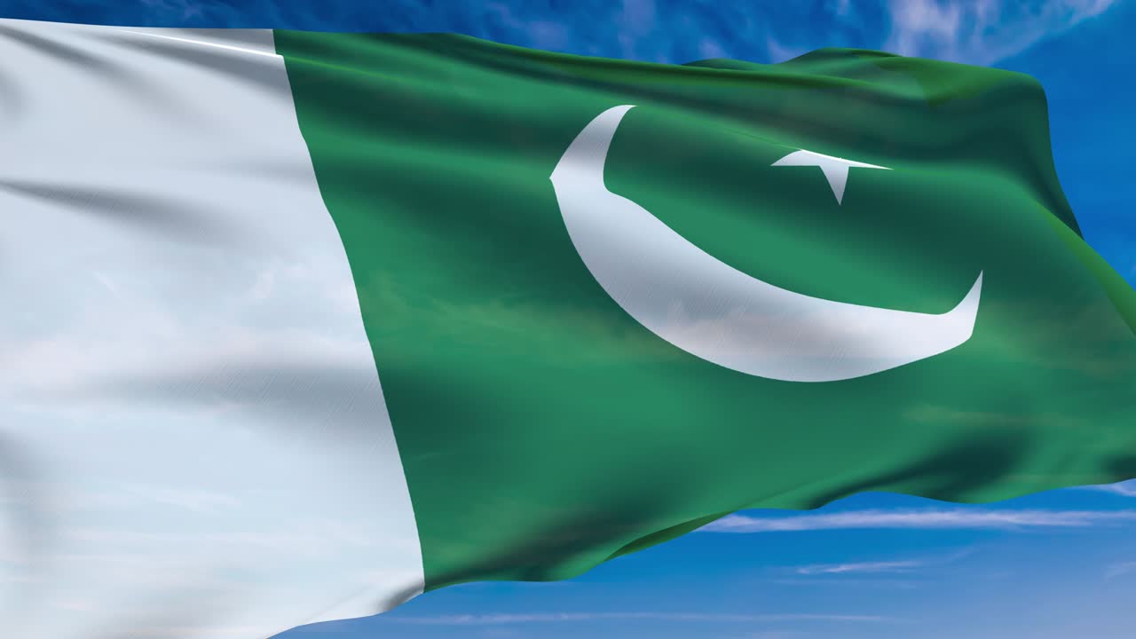 bandera de pakistán con estructura de tela contra un cielo nublado (loopable)