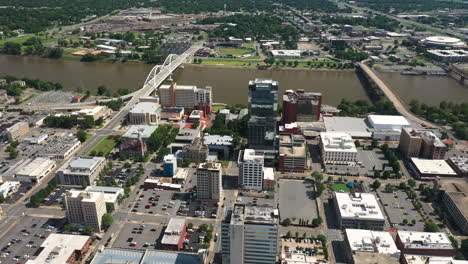 Vista-Aérea-Del-Centro-De-La-Ciudad-De-Little-Rock-Y-Puentes-Sobre-El-Río-Arkansas,-Estados-Unidos