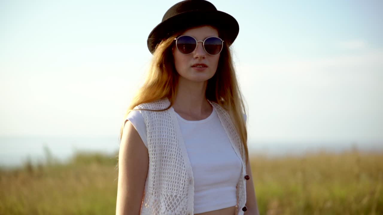 mujer joven en un campo