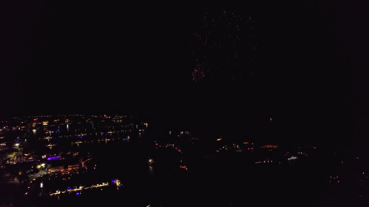 antena alejándose de la celebración de fuegos artificiales en la noche sobre el puerto deportivo de mindarie en perth, australia occidental