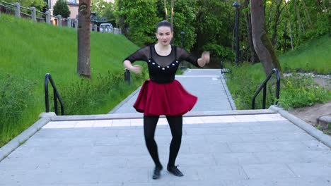 increíble bailarina blanca hace una rutina de baile al aire libre.