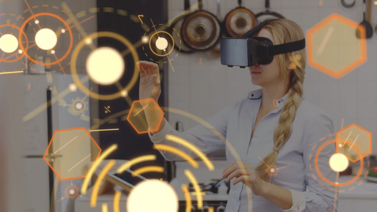 Женщина в VR-гарнитуре поднимает руку и управляет оранжевым AR-интерфейсом на кухне для технической демонстрации.