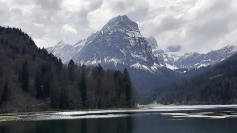 el observatorio en la zona de los alpes glarus, glarnerland, näfels, suiza