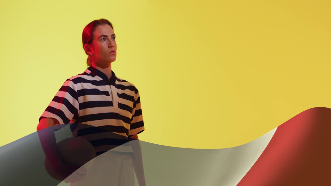 animación de la bandera de francia sobre una jugadora de rugby caucásica con la pelota en la mano