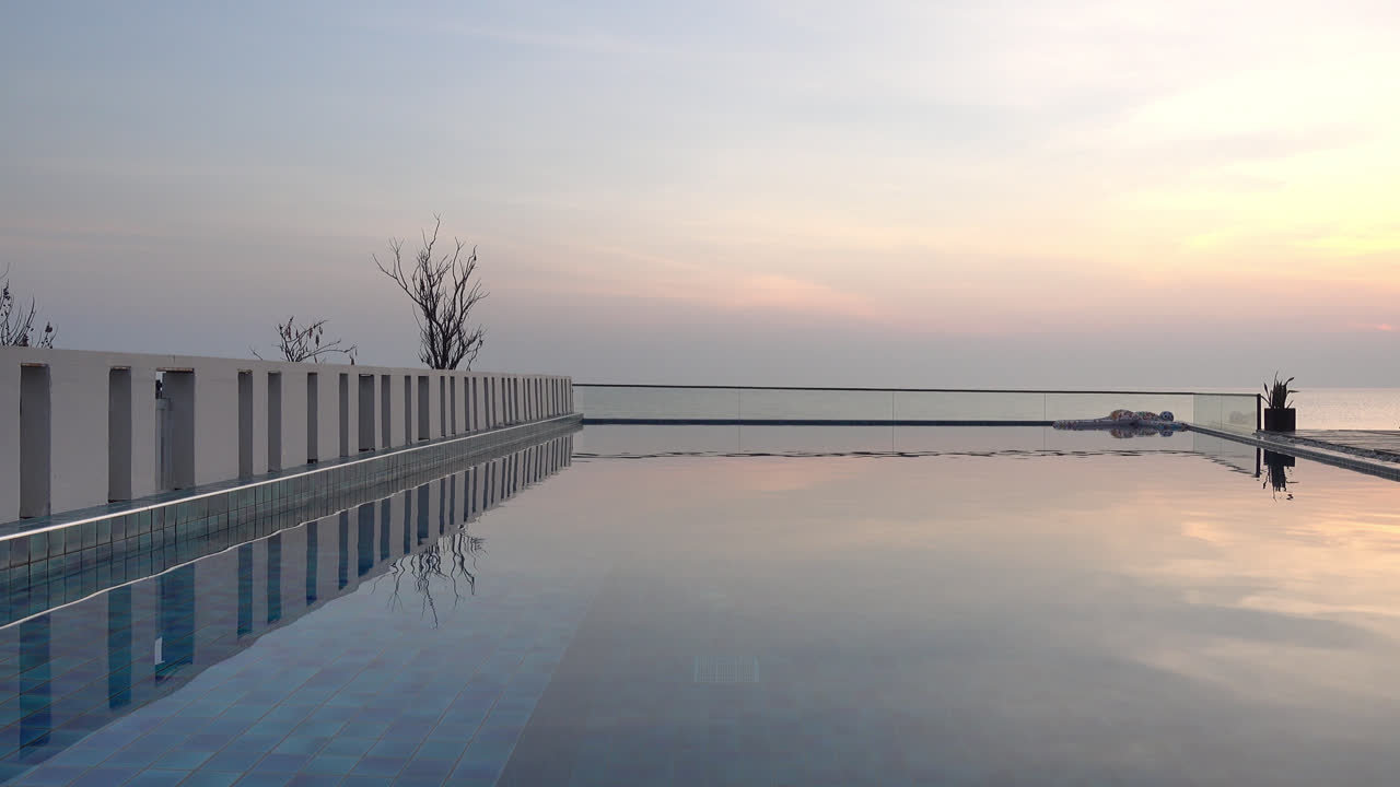 복사 공간이 있는 수영장 위에 태양이 지고, 사람은 없고, 열대 섬