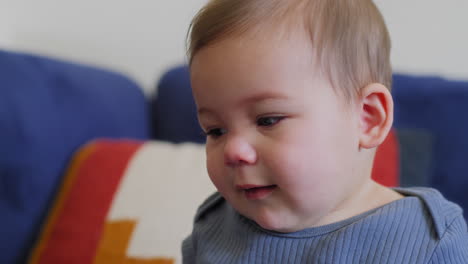 Baby-Spielt-Mit-Regenbogen-Seidenbändern-In-Zeitlupe