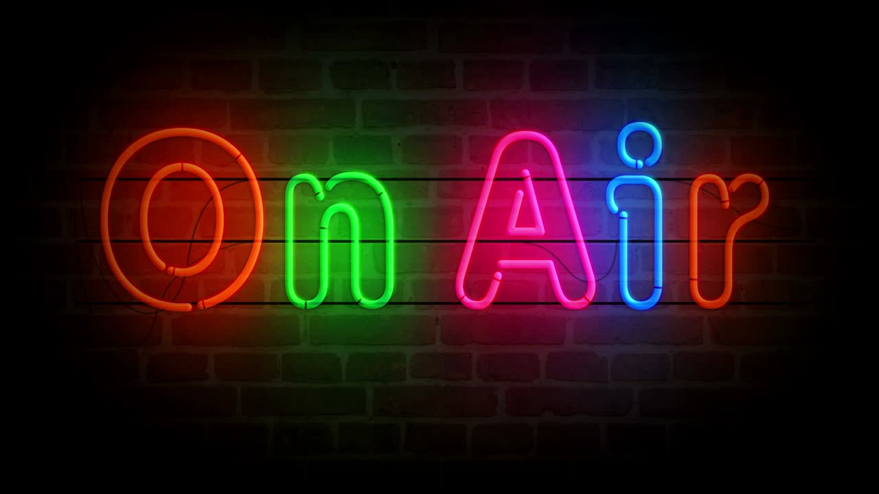 en el neón de aire en el bucle de pared de ladrillo