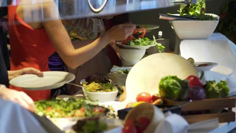 los huéspedes del restaurante eligen la comida de un buffet