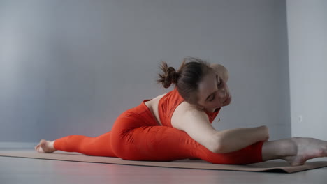 mujer estirándose en una postura de yoga