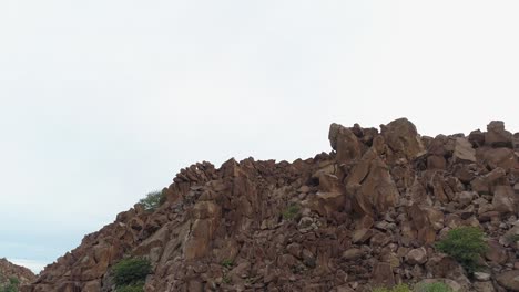toma de drones hacia atrás de la montaña rocosa - vista aérea de colinas hechas con rocas