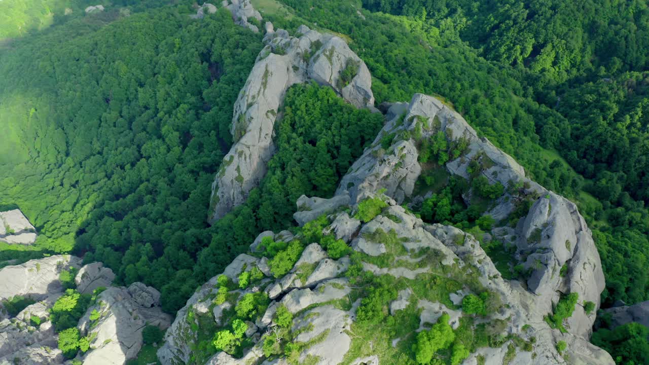 bombardeo de drones sobre las rocas karadzhov kamak, una notable formación rocosa ubicada cerca del pueblo de mostovo en las montañas rodope en bulgaria