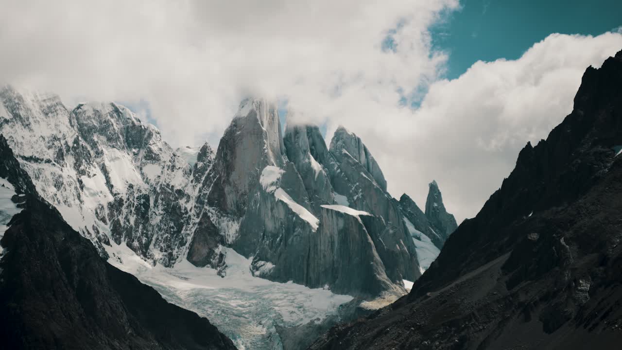 Montagna Cerro Torre con la cima avvolta dalle nuvole in Patagonia, Argentina, in estate
