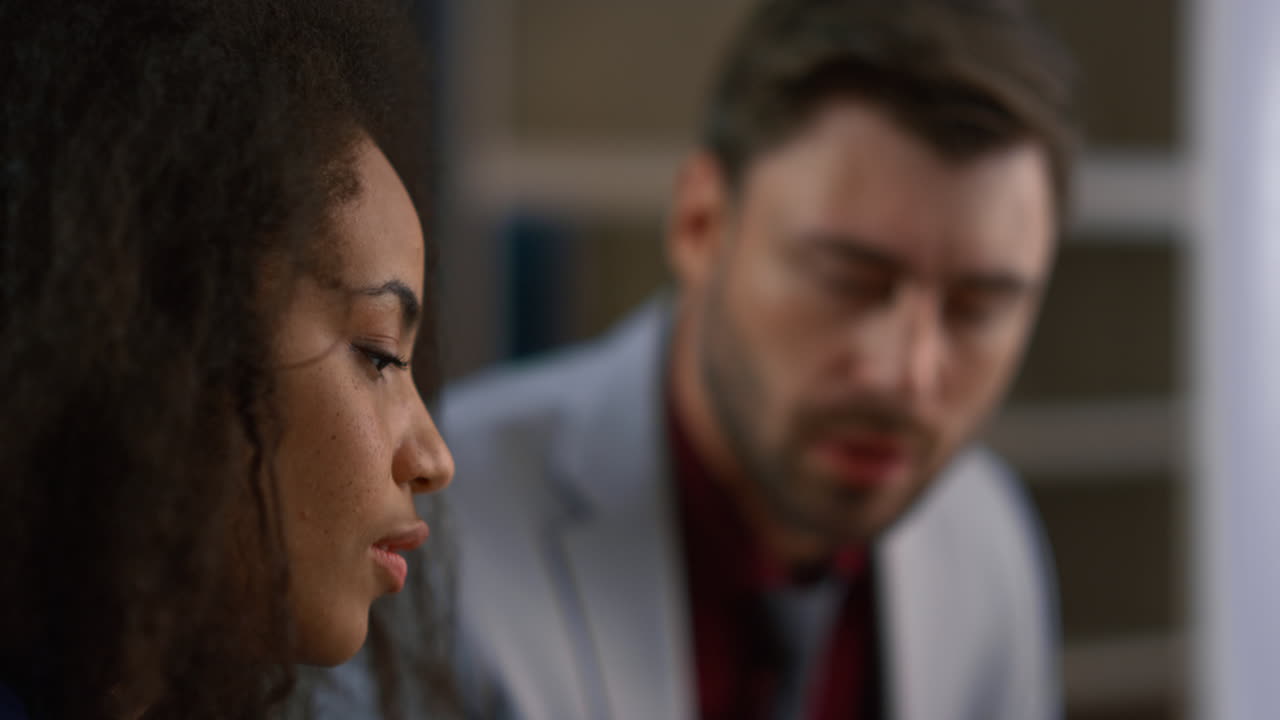 grupo de compañeros de trabajo enfocado hablando discutiendo la estrategia financiera en la oficina.