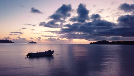 Silhouette-Eines-Bootes-Im-Meer-Bei-Sonnenuntergang-Im-Comoros-Marine-Park