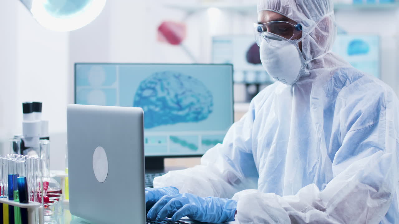 científico que trabaja en un laboratorio