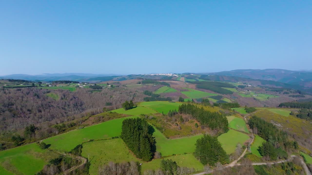 vista aérea de un paisaje rural de fonsagrada en lugo, españa en un día soleado