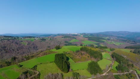 Luftaufnahme-Einer-Ländlichen-Landschaft-Von-Fonsagrada-In-Lugo,-Spanien-An-Einem-Sonnigen-Tag