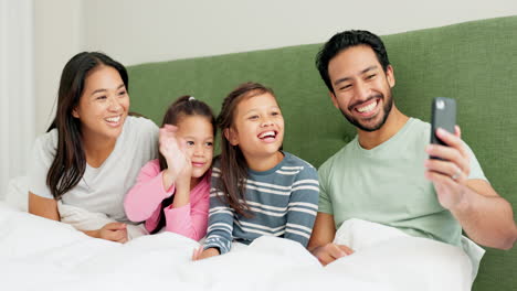 Family,-father-and-child-on-a-bed-for-a-selfie