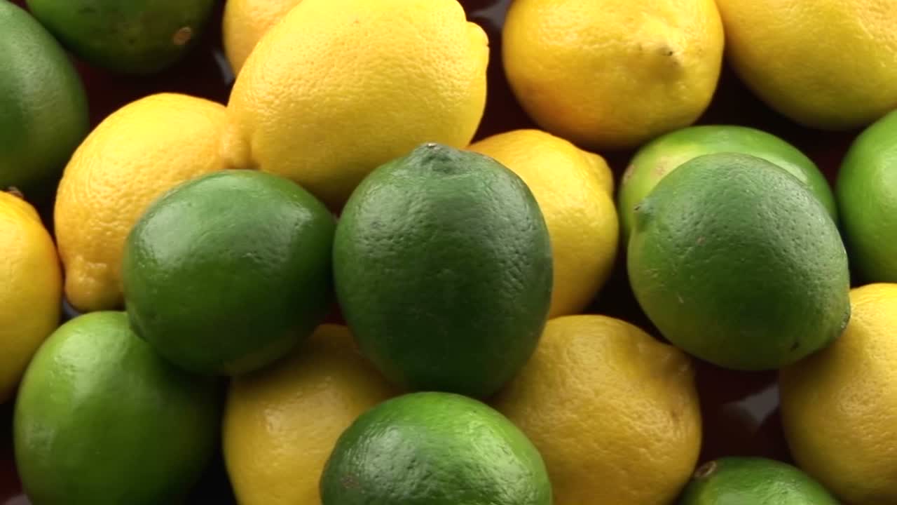 limones y limas girando