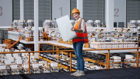 mujer ingeniera revisando planos en un almacén