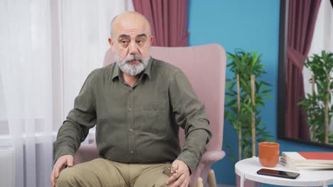 un anciano aburrido, deprimido e infeliz.