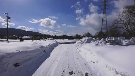 con movimientos graciosos, la cámara explora las calles nevadas de la ciudad de hakuba, transformando el paisaje urbano ordinario en un país de las maravillas sereno y nevado