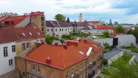 vista aérea panorámica de vilna, lituania, con edificios históricos y vegetación exuberante