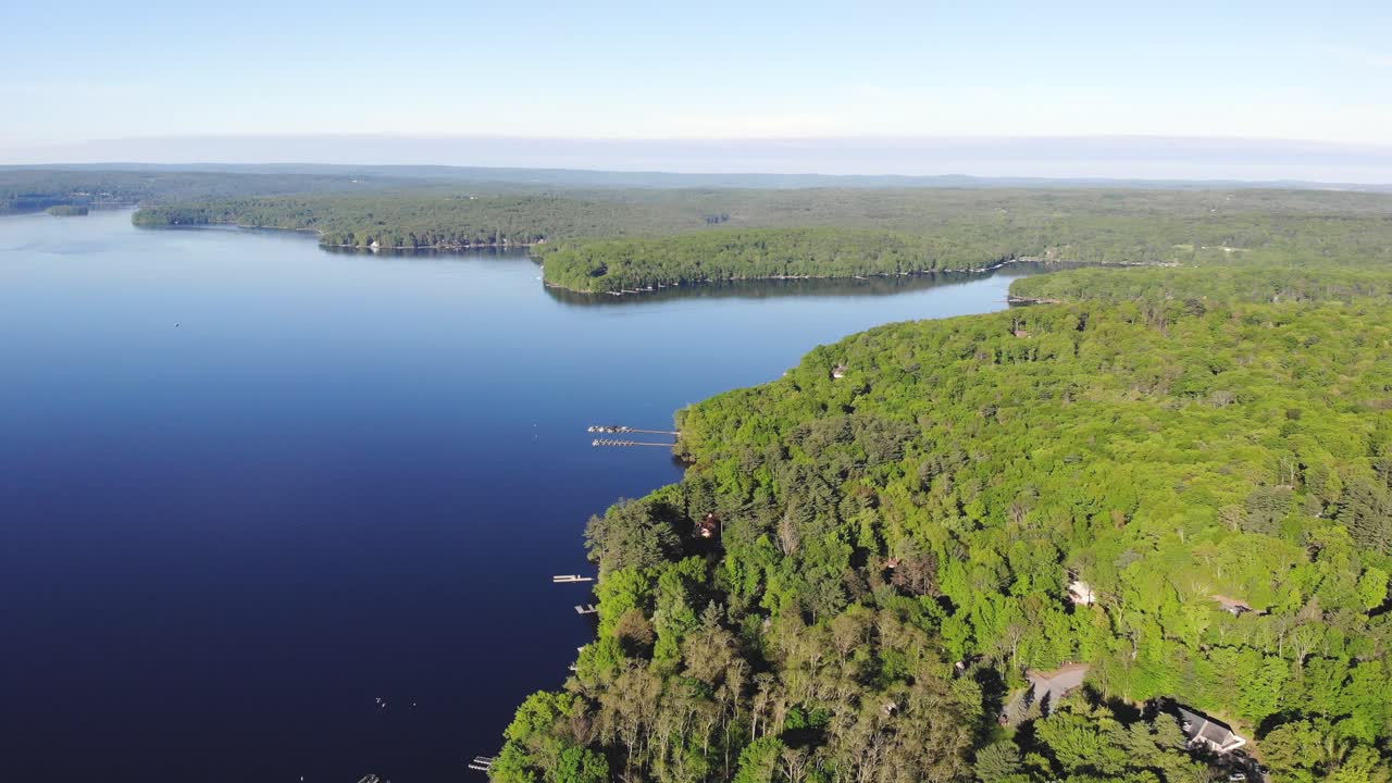 호수와 나무를 바라보는 펜실베이니아주 월렌포팩 호수의 아름다운 전망