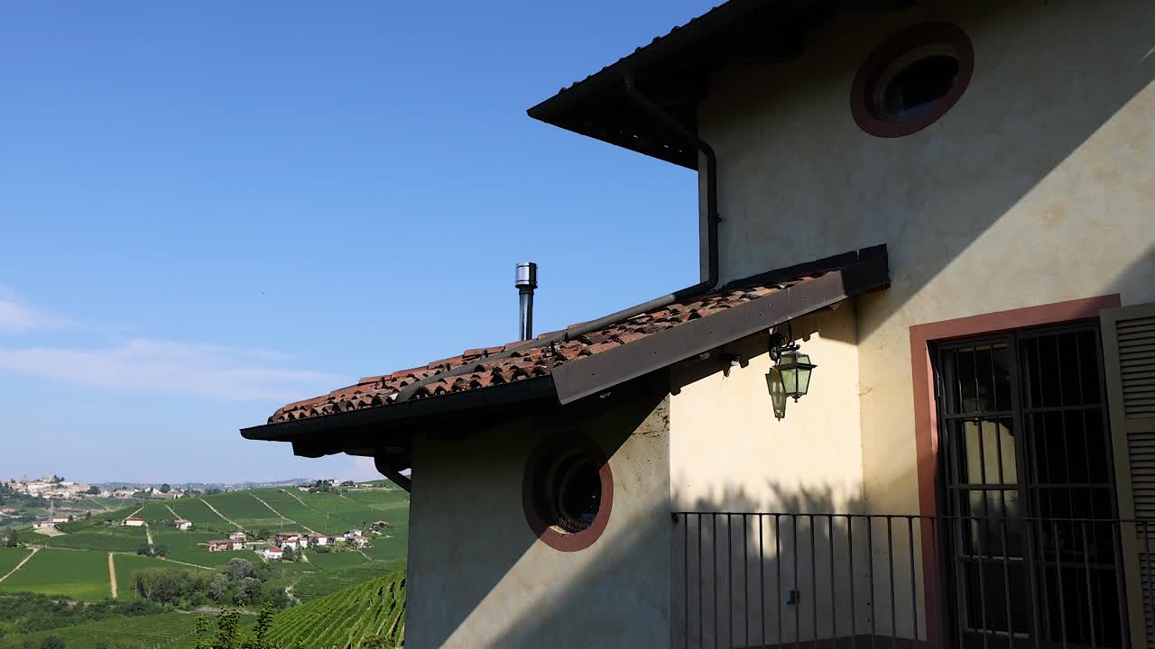 vista panorámica de las verdes colinas y viñedos