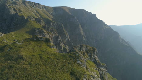 Drone-Vuela-Sobre-Un-Pico-Alto-En-La-Montaña