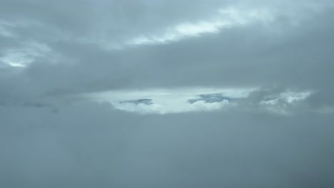 una perspectiva única de los pilotos mientras vuelan a través de un cielo de invierno lleno de estratos en un vuelo real