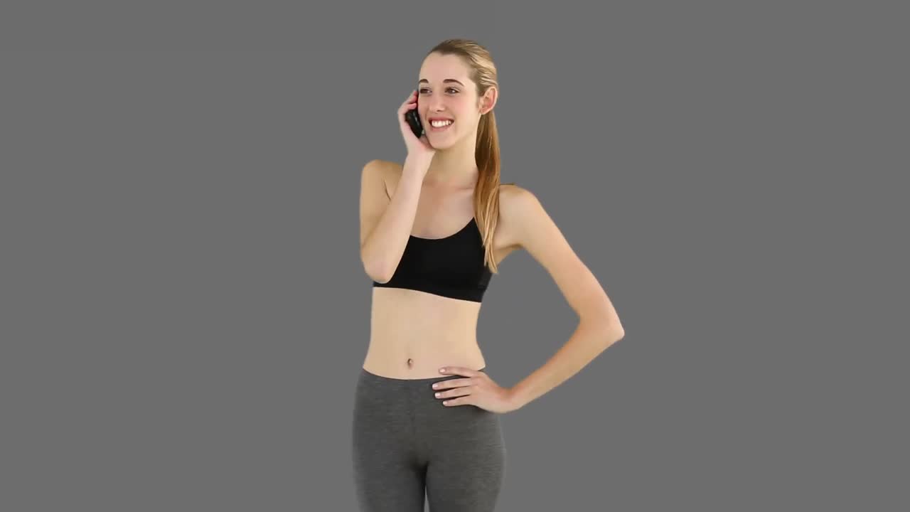 Modella fitness che parla al telefono