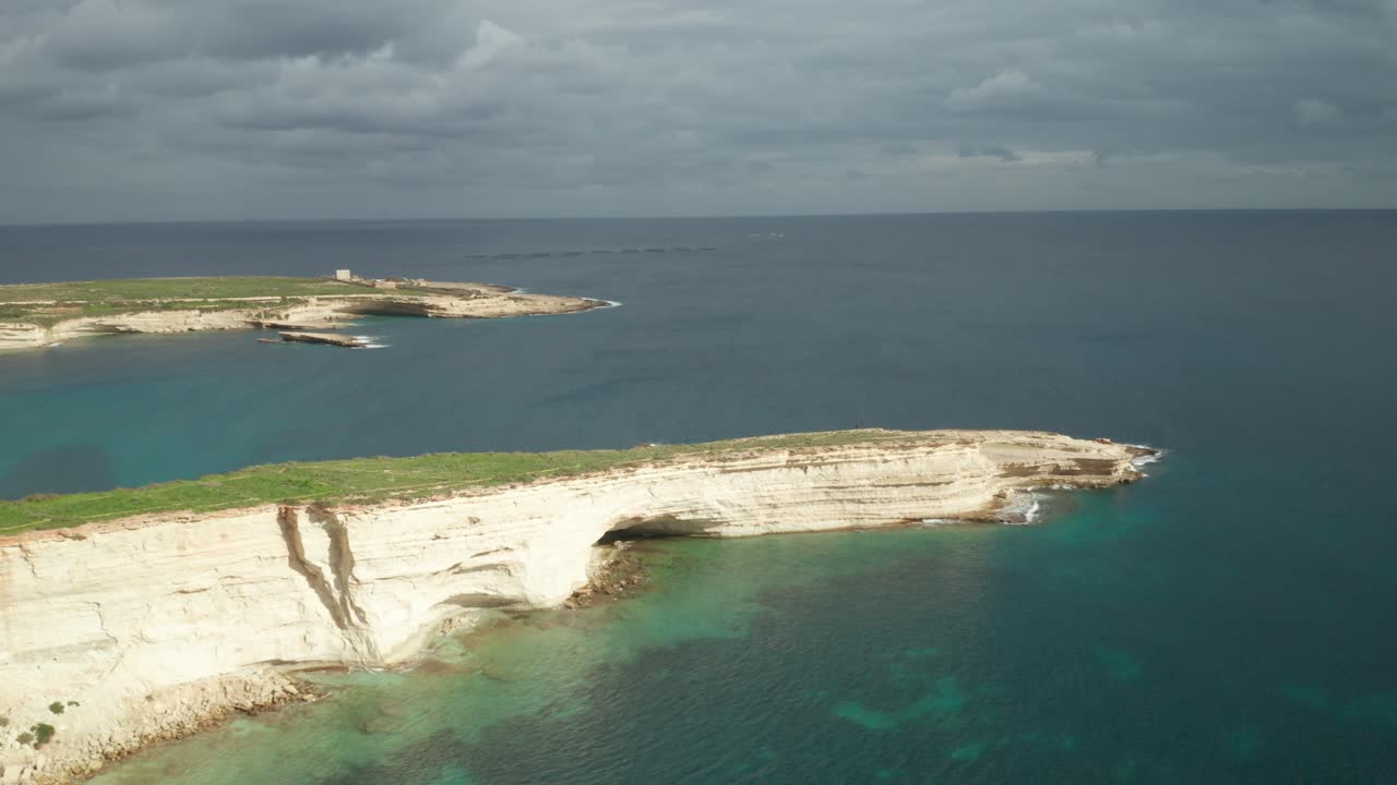 공중: 폭풍이 지중해를 넘어 ta kalanka 바다 동굴만으로 다가오고 있습니다.